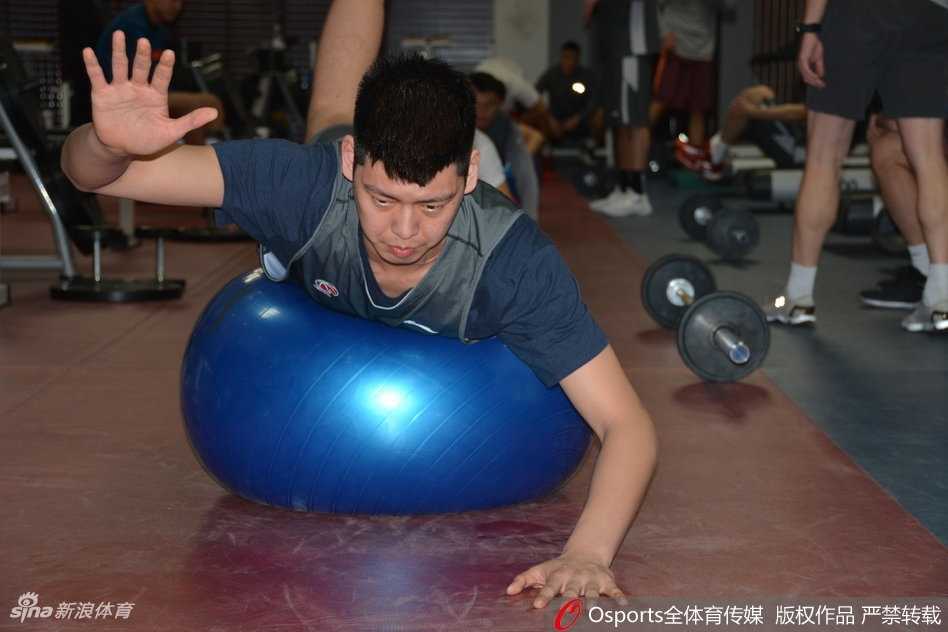 齐鲁蓄力,静待锋芒:山东高速男篮新春集训全力冲刺第三阶段 训练馆一隅,球员们正在进行核心力量的辅助训练,汗水浸湿了衣衫