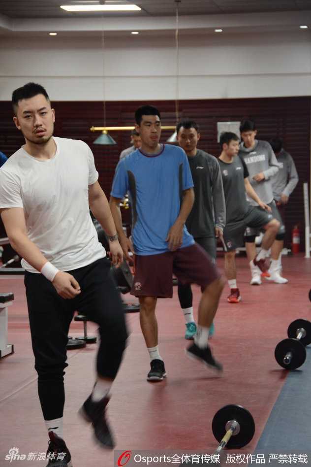 齐鲁蓄力,静待锋芒:山东高速男篮新春集训全力冲刺第三阶段 训练馆内,球员们正进行高强度的战术演练,场边教练组目不转睛地观察细节