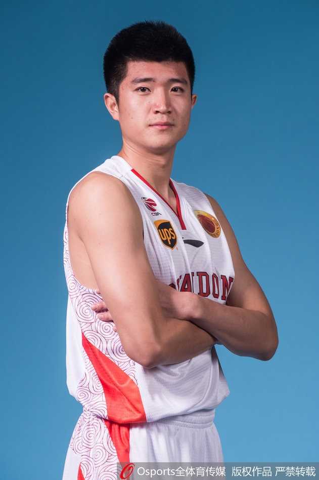 齐鲁豪阵梦碎半决:回眸山东高速男篮的土豪赛季与丁神绝唱 老将张庆鹏神情坚毅,他的经验与三分冷箭将成为山东队替补席上不可或缺的致命武器。