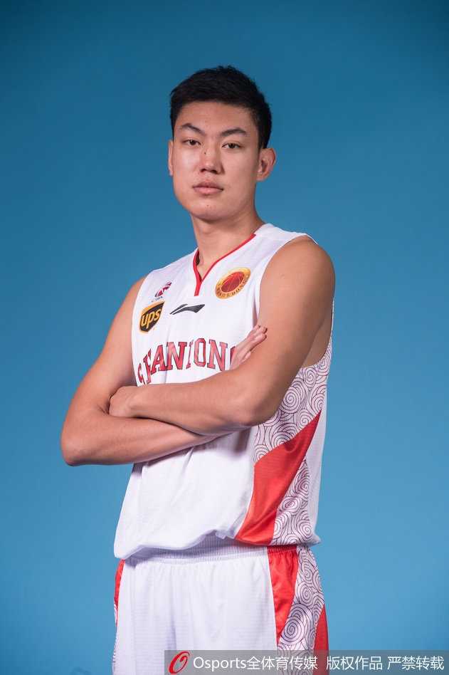 齐鲁豪阵梦碎半决:回眸山东高速男篮的土豪赛季与丁神绝唱 立陶宛中锋莫泰尤纳斯在镜头前展露强悍肌肉,预示着他将在新赛季的内线翻江倒海。