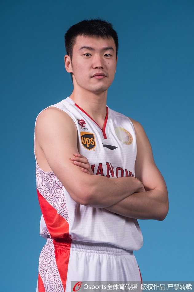 齐鲁豪阵梦碎半决:回眸山东高速男篮的土豪赛季与丁神绝唱 内线悍将陶汉林蓄势待发,人称‘中国小鲨鱼’的他将是山东禁区最坚实的屏障。