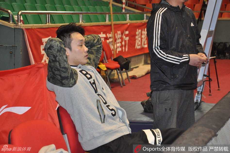 齐鲁铁军悲壮告别,凯撒时代落幕之战留下永恒记忆 内线悍将吴轲心情不错,面带微笑进行拉伸,他在上一场错失关键球后自责,但此刻已调整心态准备迎接决战。