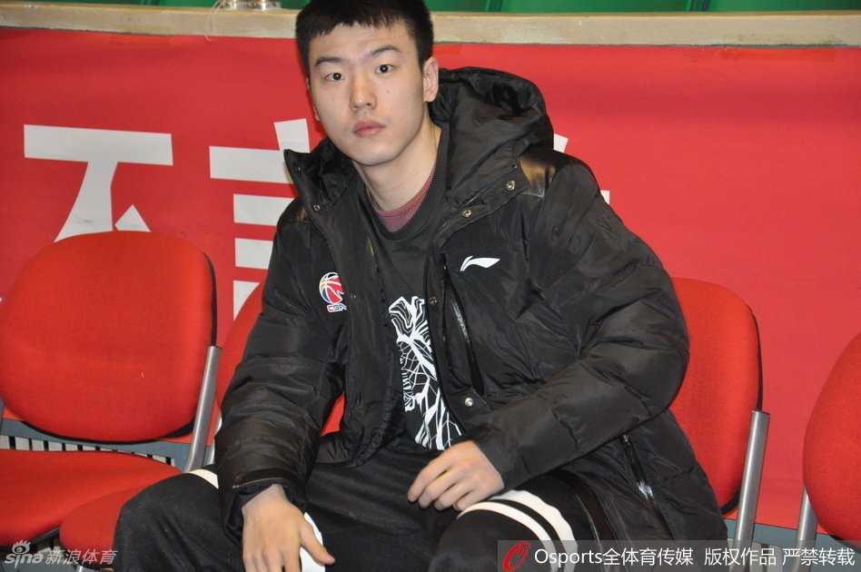 齐鲁铁军悲壮告别,凯撒时代落幕之战留下永恒记忆 主帅凯撒一脸严峻,与救火外援普莱斯紧急商讨战术,面对强敌新疆,两人绞尽脑汁寻求破敌之策。