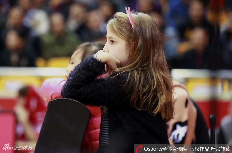 齐鲁铁骑的温柔注脚:回望山东男篮传奇赛季与场边的家人风景 劳森的母亲双手合十放在胸前,眼神略带紧张地注视着场上每一次罚球,那份关切超越了语言的界限,写满慈爱。