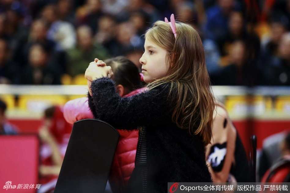 齐鲁铁骑的温柔注脚:回望山东男篮传奇赛季与场边的家人风景 家属团在球员通道入口处驻足,手中拿着山东队的吉祥物,她们脸上洋溢着笑容,仿佛在等待着凯旋的英雄归来。
