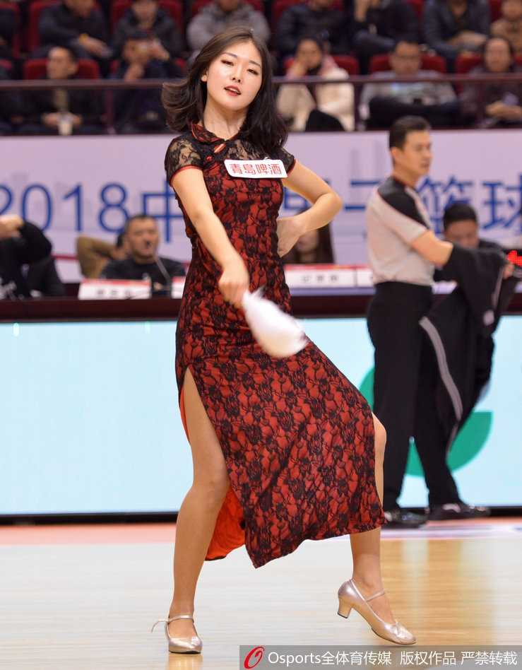 齐鲁韵律闪耀赛场,复古旗袍演绎篮球宝贝别样风情 特写镜头下,一位啦啦队员回眸一笑,精致的妆容与复古旗袍的盘扣细节相得益彰,背景是模糊的看台人海,迷人风采令人过目难忘。