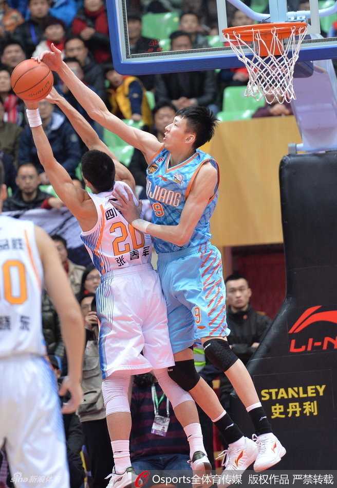 龙争虎斗映照CBA经典瞬间 新疆四川演绎篮下史诗对决 周琦旱地拔葱单臂擎天,将对手的上篮狠狠钉在篮板之上,捍卫禁区尊严