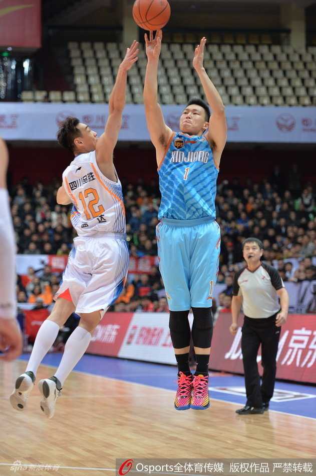 龙争虎斗映照CBA经典瞬间 新疆四川演绎篮下史诗对决 亚当斯在长臂林中如陀螺旋转,闪转腾挪间觅得一线传球良机