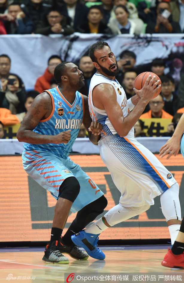龙争虎斗映照CBA经典瞬间 新疆四川演绎篮下史诗对决 李根如导弹般后仰跃起,在空中稳稳出手,皮球划过一道致命弧线直钻网窝