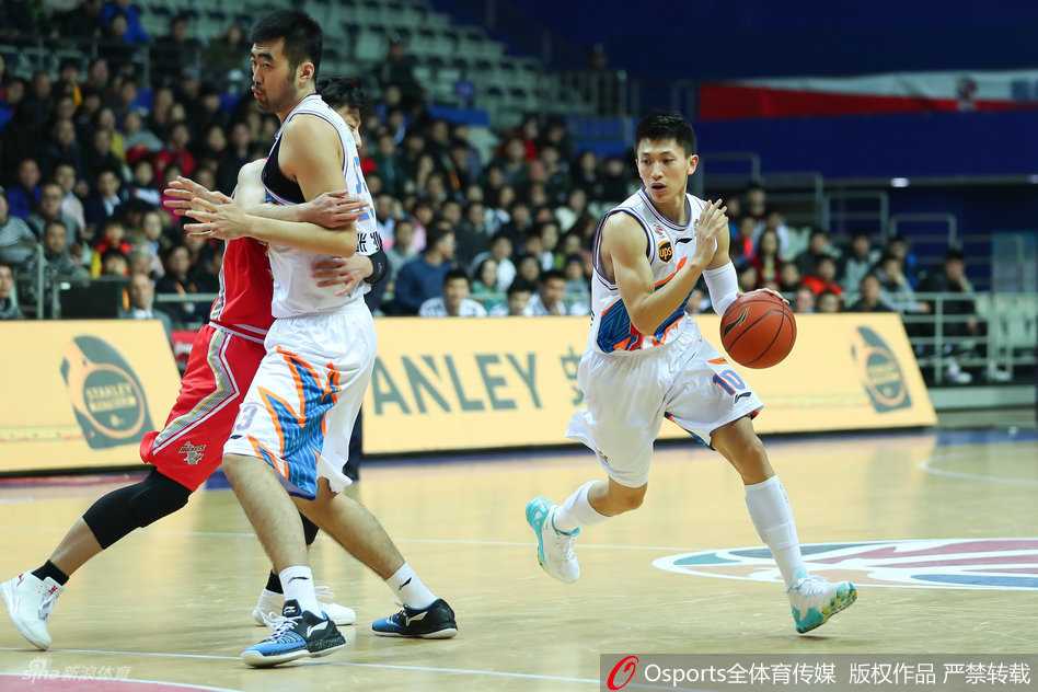 龙争虎斗映篮坛:CBA赛场群星闪耀时 亚布塞莱如直升机般腾空而起,双手高擎准备完成一记势大力沉的双手灌篮,其惊人的弹跳力令全场瞬间沸腾。