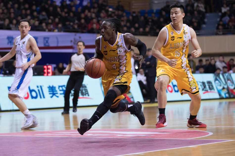 龙争虎斗!福特森率广厦攻克金陵,肯帝亚苦战吞苦果 江苏肯帝亚队外援拉杜利察在广厦内线群中强行起跳,手臂青筋暴起,眼神坚毅地完成了一次势大力沉的单手劈扣。