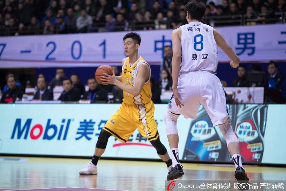 龙争虎斗!福特森率广厦攻克金陵,肯帝亚苦战吞苦果 江苏老将易立持球面对广厦防守,他利用经验一个假动作晃开空间,随后稳健地中距离出手,球衣随着动作飘扬,写满了坚守。