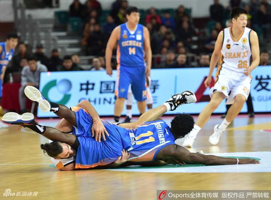 龙城激战正酣 山西汾酒主场斩落四川品胜 山西队年轻内线闫鹏飞抓住机会,在对方禁区上演双手大力灌篮,展现了新生代球员的无限活力与潜力。