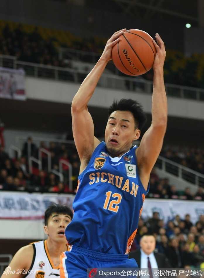 龙城激战正酣 山西汾酒主场斩落四川品胜 山西队核心斯科拉在三人合围之下毫无惧色,他高高跃起,用一记柔和的小勾手将球送入篮网,尽显NBA级别内线的精湛技艺。