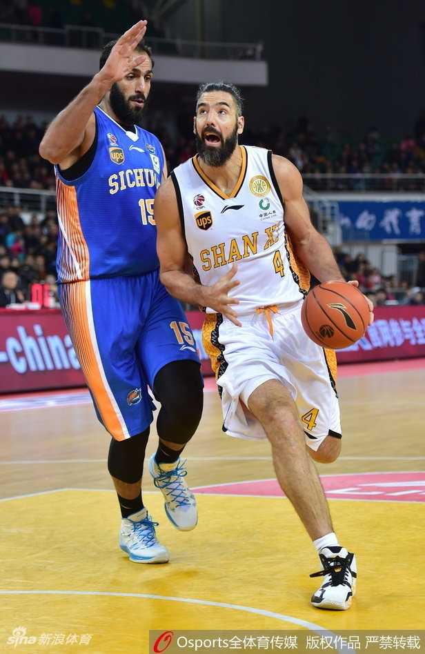 龙城激战正酣 山西汾酒主场斩落四川品胜 山西队新援威利-沃伦在防守球员的贴身干扰下,依然冷静地跳起出手,皮球划过一道完美的弧线飞向篮筐。