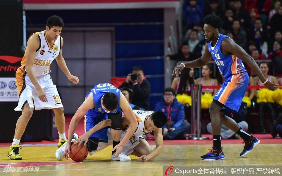 龙城激战正酣 山西汾酒主场斩落四川品胜 赛场上拼抢激烈,山西与四川的球员们为了球权奋不顾身地倒地争抢,展现了竞技体育最原始的魅力与激情。