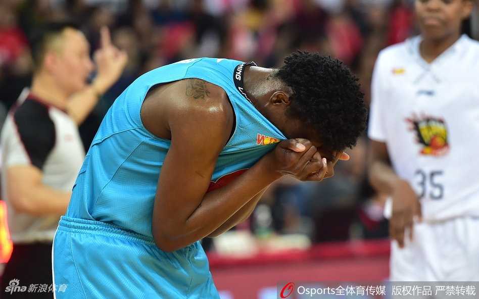 龙城烽烟起,京城铁骑来 北京队核心邵婷在山西队的重重围堵中,如同灵巧的蝴蝶穿花而过,她眼中只有篮筐,用一记标志性的转身跳投为北京队稳住阵脚。