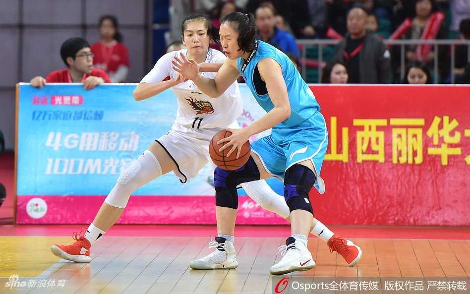 龙城烽烟起,京城铁骑来 山西女篮外援琼克尔·琼斯在对手的严密防守下,依然高高跃起,以一记势大力沉的单手劈扣震撼全场,仿佛要撕裂北京队的防线。