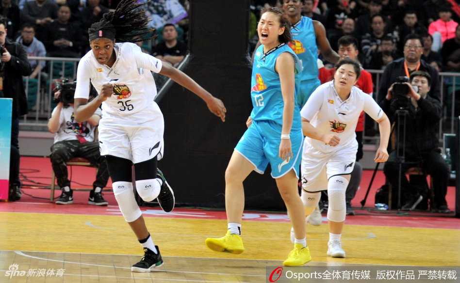 龙城烽烟起,京城铁骑来 山西与北京的球员们在篮下为了球权展开激烈肉搏,手臂交织,肌肉碰撞,每一个地板球都要付出百分百的努力,诠释了总决赛的硬度。