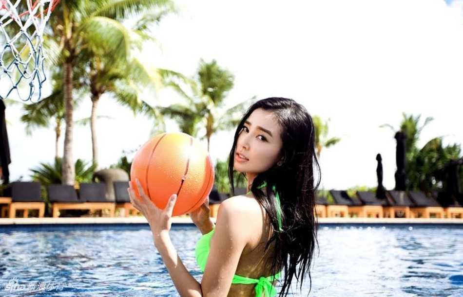 龙女郎姚星彤的银幕之外:从健身房到海边的多元魅力 姚星彤在水中篮球场上展现出活力四射的一面,湿发贴额,眼神坚定,尽显运动之美。