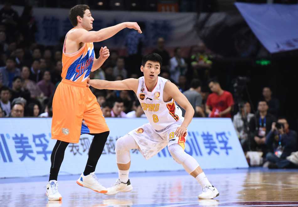 龙岗大决战:弗神独舞难救主,深圳猎鲨挺进四强 “弗神”弗雷戴特在深圳队员的围堵下强行突破,眼中只有篮筐。