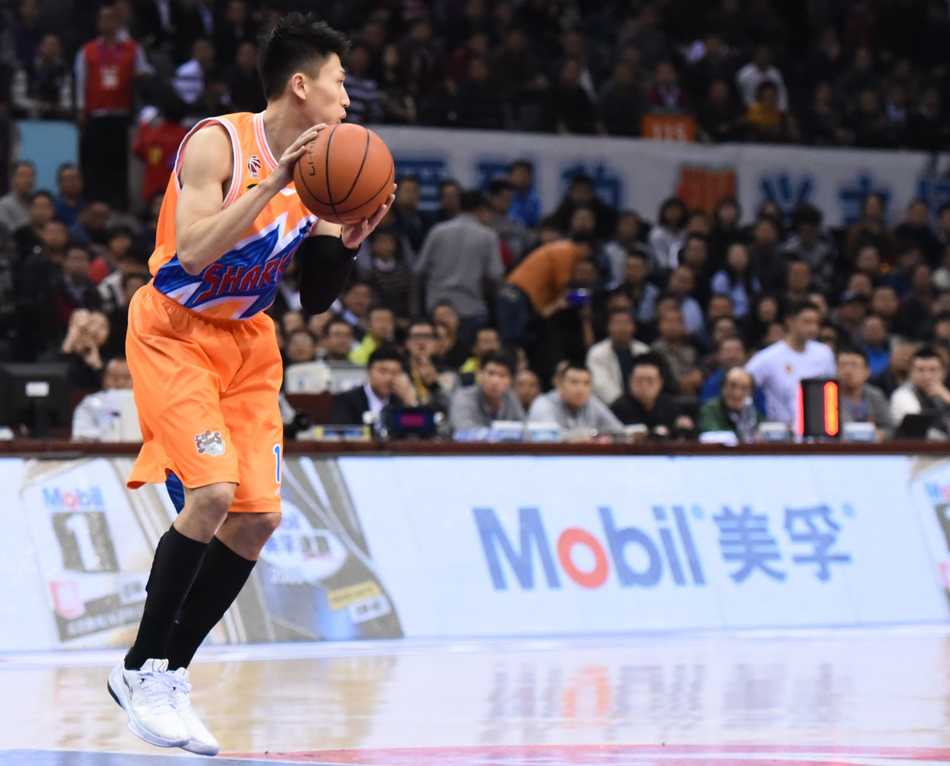 龙岗大决战:弗神独舞难救主,深圳猎鲨挺进四强 顾全力压上海内线,高高跃起抢下关键篮板,为深圳队争取到宝贵球权。