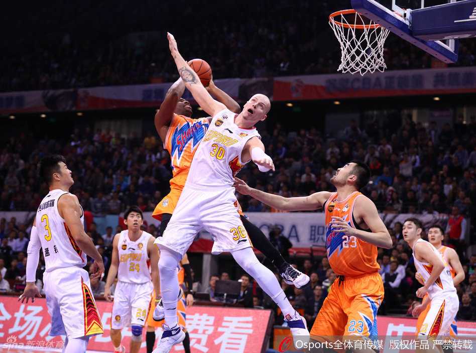 龙岗大决战:弗神独舞难救主,深圳猎鲨挺进四强 弗雷戴特在加时赛命中关键三分后,握拳怒吼,展现孤胆英雄的悲壮。