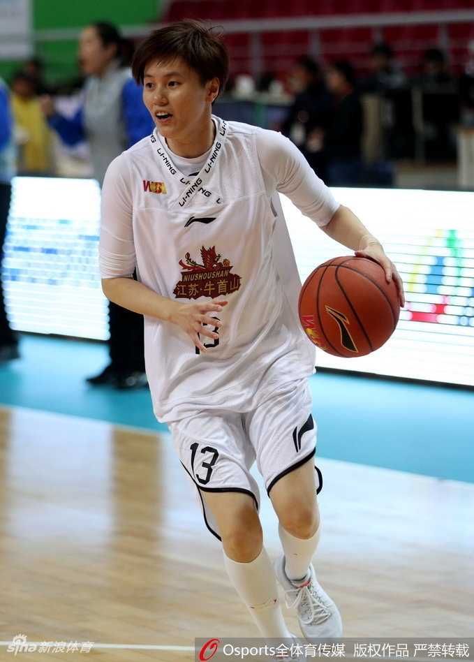 龙江客胜撼金陵,女篮烽火燃初冬 大庆队外援亨利在篮下遭遇包夹,她用强壮的身体卡住位置,眼神中透露出对篮板的绝对渴望。