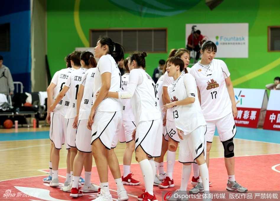 龙江客胜撼金陵,女篮烽火燃初冬 张家赫运球突破江苏队两人包夹,身体在空中形成一道优美的弧线,速度与力量的完美结合。