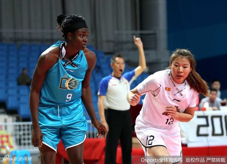 龙江客胜撼金陵,女篮烽火燃初冬 江苏队球员面露遗憾,汗水浸湿了球衣,主场失利的不甘写在每一位队员年轻的脸上。