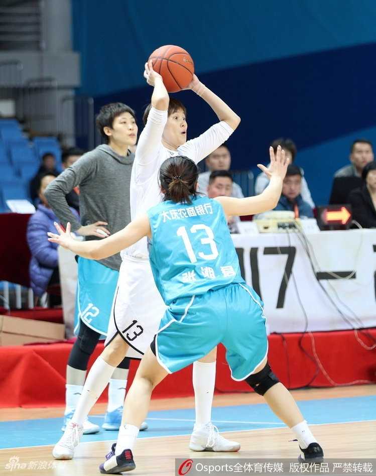 龙江客胜撼金陵,女篮烽火燃初冬 双方球员在篮下激烈卡位,手臂纠缠在一起,争夺每一个可能改变战局的篮板球,气氛剑拔弩张。