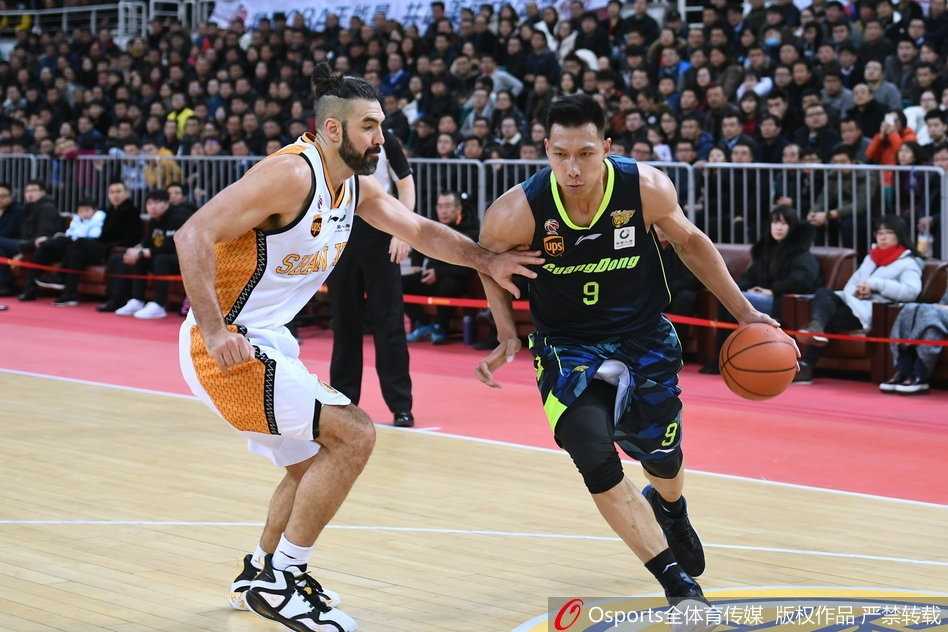 龙狮争霸春泉涌动 山西主场激战广东遗憾告负 开场哨响瞬间,山西队外援犹如猎豹般从三分线外骤然启动,面对广东队的铁索防线,毅然决然跃起投射,皮球划出的弧线牵动着全场心跳。