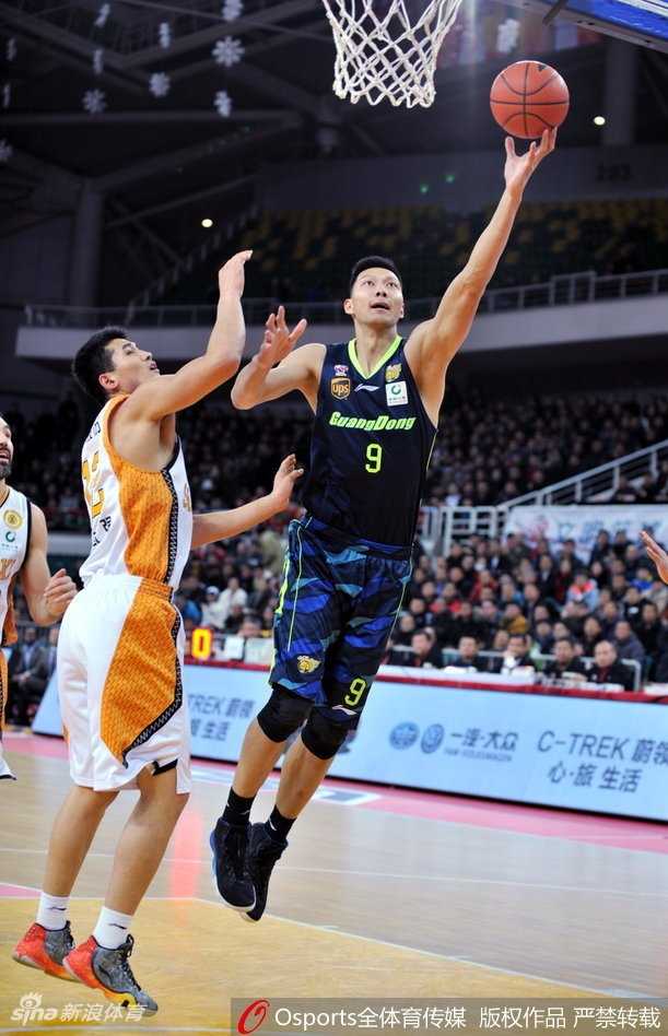 龙狮争霸春泉涌动 山西主场激战广东遗憾告负 山西队后卫在失去平衡的瞬间,眼神仍死死锁定篮筐,奋力将球推向天空,整个人则重重摔向地板,诠释了拼尽最后一颗子弹的体育精神。