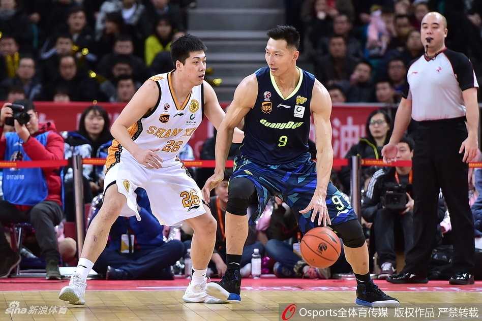 龙狮争霸春泉涌动 山西主场激战广东遗憾告负 终场哨响后,山西队年轻球员双手叉腰低头不语,汗水沿着发梢滴落在地板上,眼神中满是对胜利的渴望与不甘,写满了成长的代价。