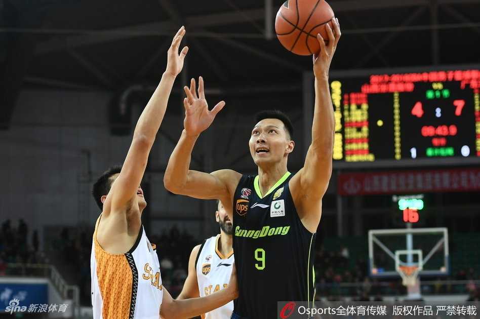 龙狮争霸春泉涌动 山西主场激战广东遗憾告负 广东队后卫周鹏在人群中如游鱼般穿梭,面对封盖在空中拧身拉杆,人与球的姿态仿佛凝固的雕塑,展现出超强的核心力量和身体控制力。