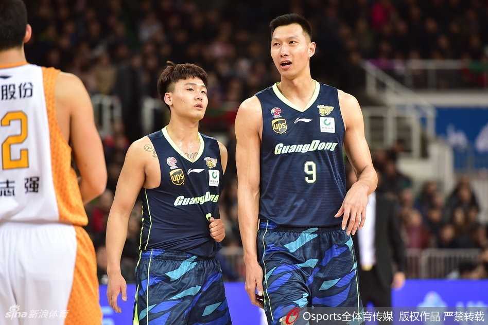 龙狮争霸春泉涌动 山西主场激战广东遗憾告负 广东队替补席在球队打出精彩进攻后瞬间沸腾,球员们挥舞着毛巾跃起欢呼,与看台上翻涌的助威人浪交织成一幅激情澎湃的赛场画卷。