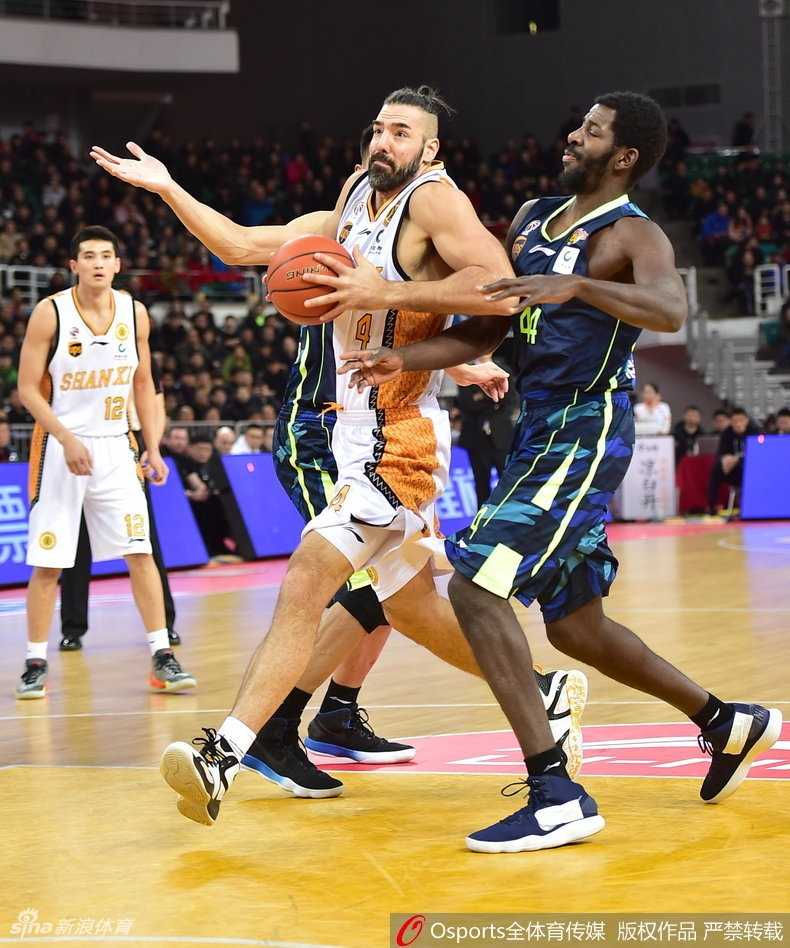 龙狮争霸春泉涌动 山西主场激战广东遗憾告负 易建联在山西队三人合围之下高高跃起,一双长臂在空中划出满弓,指尖轻拨将篮板球稳稳揽入怀中,眼神中透露出不容侵犯的王者霸气。