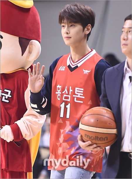 차은우, 농구장을 수놓은 아이돌의 특별한 시구 차은우가 농구장 그라운드에 등장하자 환호하는 관중들, 그의 미소에 체육관이 환해졌다.