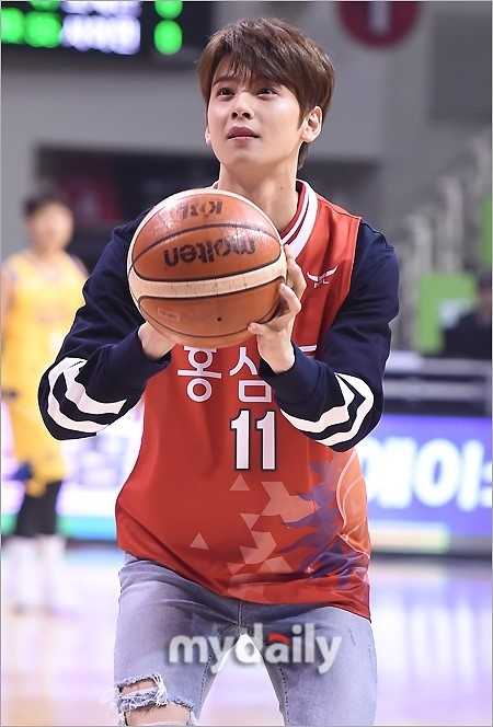 차은우, 농구장을 수놓은 아이돌의 특별한 시구 아스트로 멤버들이 농구장 이벤트에서 밝은 표정으로 농구공을 손에 쥐고 포즈를 취하고 있다.