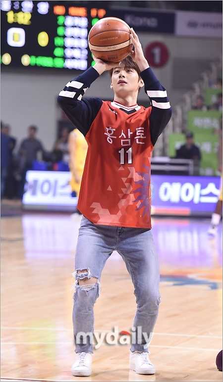 차은우, 농구장을 수놓은 아이돌의 특별한 시구 경기장을 가득 메운 관중들이 아스트로의 등장에 기립하여 환호하고 있는 모습.