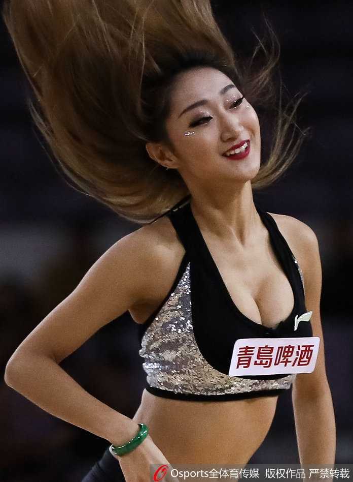 CBA北控主场激战福建 篮球宝贝热舞点燃奥体激情 北控篮球宝贝们身着亮黄色短裙,随着动感节拍高高跃起,仿佛要触碰球馆穹顶的灯光,瞬间点燃全场热情。