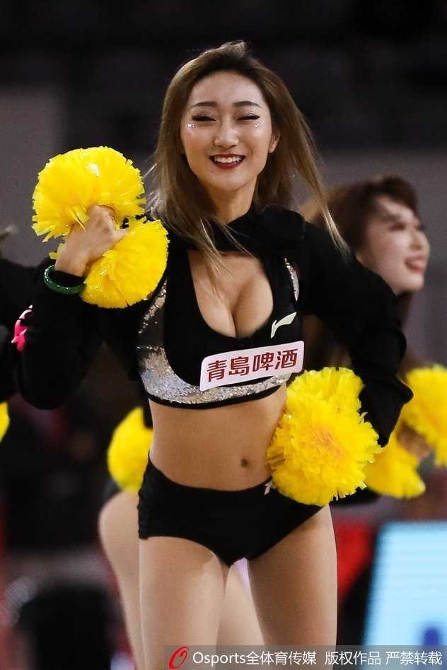 CBA北控主场激战福建 篮球宝贝热舞点燃奥体激情 聚光灯下,宝贝们手持金色花球,动作整齐划一挥洒着汗水,脸上洋溢的灿烂笑容比手中的花球更加耀眼夺目。