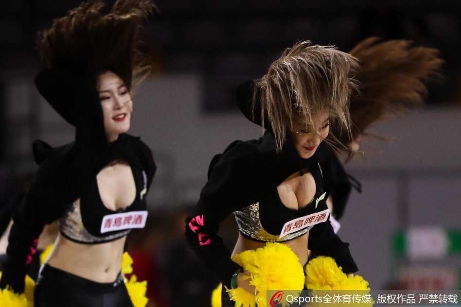 CBA北控主场激战福建 篮球宝贝热舞点燃奥体激情 中场休息时,宝贝们摆出富有感染力的结束造型,她们的眼神坚定自信,向看台上的观众挥舞双手,互动感十足。