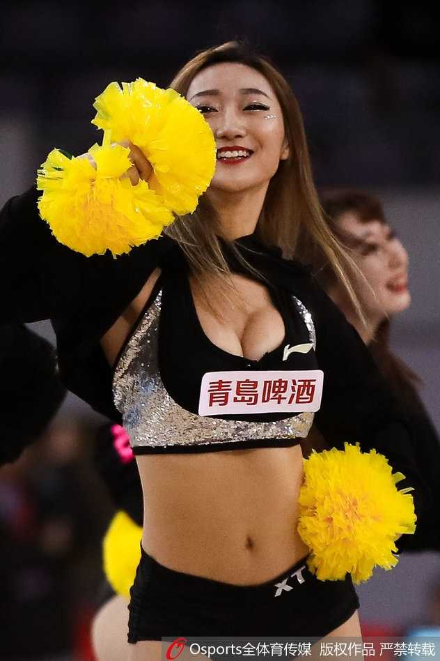 CBA北控主场激战福建 篮球宝贝热舞点燃奥体激情 在蓝色灯光营造的梦幻氛围中,宝贝们变换队形,展现柔美身姿,仿佛海浪般此起彼伏,为硬朗的篮球场增添了一抹柔情。