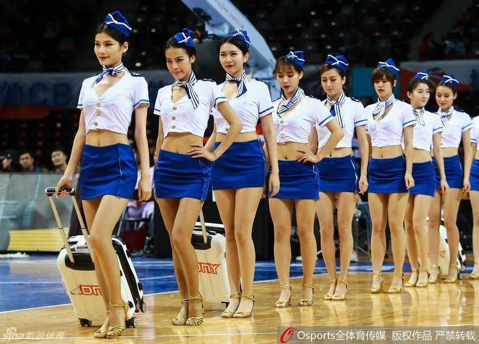 CBA季后赛激战正酣,篮球宝贝热舞瞬间点燃全场激情 赛场上,篮球宝贝们摆出帅气十足的造型,自信的姿态和健康的体态,完美诠释了力量与柔美的结合。