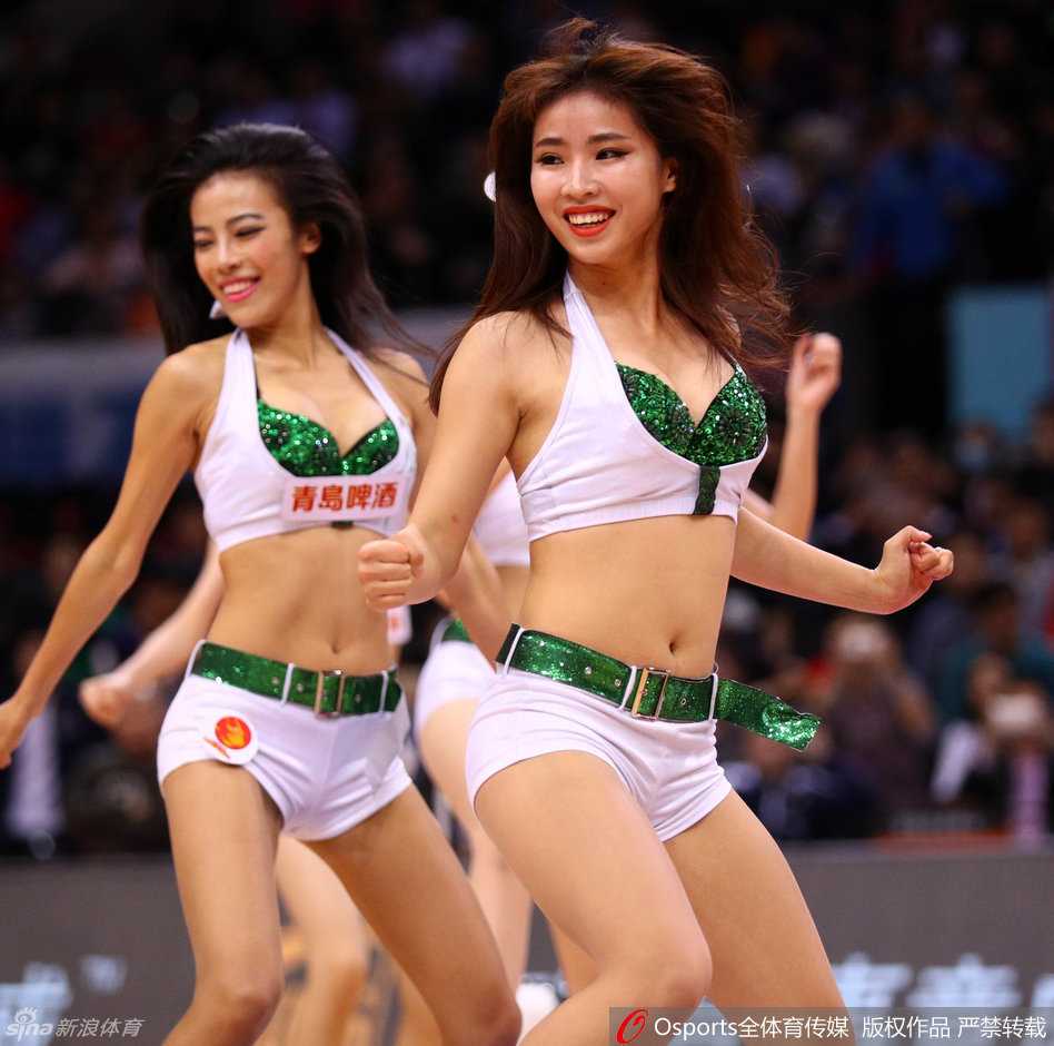 CBA季后赛激战正酣,篮球宝贝热舞瞬间点燃全场激情 这位篮球宝贝扎着清爽的马尾,在聚光灯下回眸一笑,甜美的笑容与动感的身姿相得益彰,尽显青春活力。