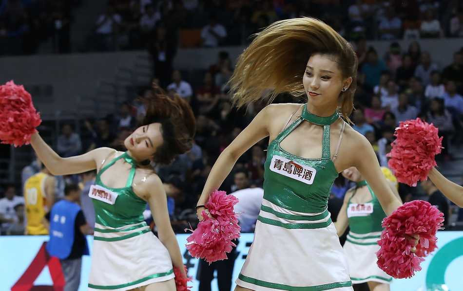 CBA赛场上的舞动精灵:篮球宝贝的热辣与坚守 宝贝们集体摆出帅气的姿势,服装闪耀,笑容灿烂,展现出啦啦队整齐划一的团队魅力和青春活力。