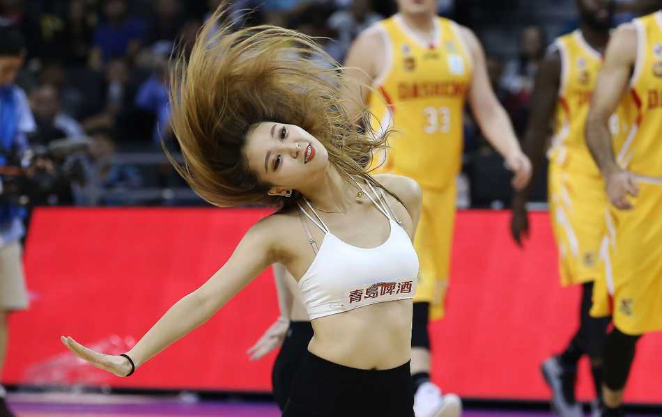 CBA赛场上的舞动精灵:篮球宝贝的热辣与坚守 镜头特写一位正在热舞的篮球宝贝,精致的妆容和专注的神情,透露出她对这份舞台的热爱与敬业。