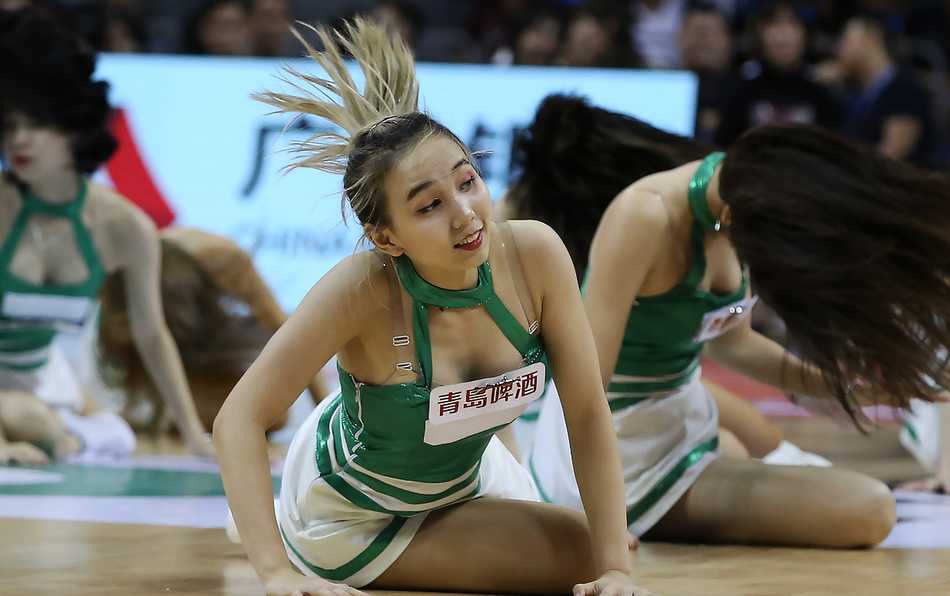 CBA赛场上的舞动精灵:篮球宝贝的热辣与坚守 一名篮球宝贝正在激情热舞,飘散的长发和动感的舞姿完美结合,尽显女性的柔美与力量。