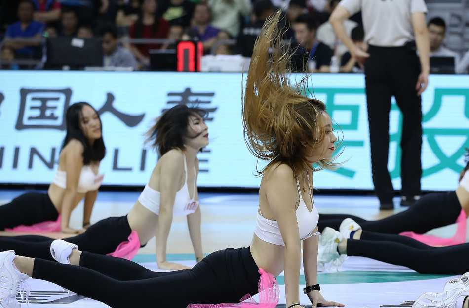 CBA赛场上的舞动精灵:篮球宝贝的热辣与坚守 表演结束后,篮球宝贝们向观众致意,脸上洋溢着自信的微笑,为这场精彩的视觉盛宴画上圆满句号。